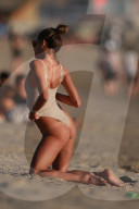 EXKLUSIV - Alessandra Ambrosio posiert am Strand von Malibu