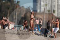EXKLUSIV - Alessandra Ambrosio posiert am Strand von Malibu