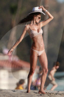 EXKLUSIV - Alessandra Ambrosio posiert am Strand von Malibu