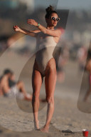 EXKLUSIV - Alessandra Ambrosio posiert am Strand von Malibu