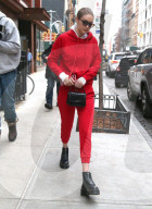 PEOPLE - Gigi Hadid im roten Trainer unterwegs in New York