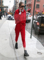 PEOPLE - Gigi Hadid im roten Trainer unterwegs in New York