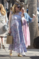 PEOPLE - Hochschwangere Kirsten Dunst holt sich Kaffee