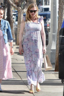 PEOPLE - Hochschwangere Kirsten Dunst holt sich Kaffee