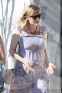 PEOPLE - Hochschwangere Kirsten Dunst holt sich Kaffee