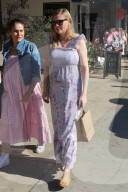 PEOPLE - Hochschwangere Kirsten Dunst holt sich Kaffee