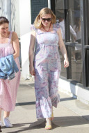 PEOPLE - Hochschwangere Kirsten Dunst holt sich Kaffee