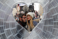 FEATURE - New York: Posieren durch das 'Window to the Heart'
