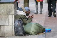 NEWS - Kein Herz für Obdachlose: Stadt Bournemouth installiert Trennbarrieren an Bänken