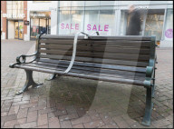 NEWS - Kein Herz für Obdachlose: Stadt Bournemouth installiert Trennbarrieren an Bänken