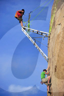 FEATURE - Corey Rich fortografiert Kletterer Alex Honnold in luftiger Höhe