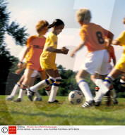 FEATURE - Kinder spielen Fussball