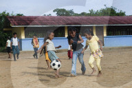 FEATURE - Kinder spielen Fussball