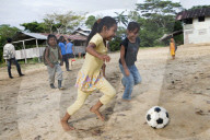 FEATURE - Kinder spielen Fussball