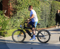 EXKLUSIV - Unzertrennlich: Arnold Schwarzenegger und Heather Milligan mit dem Rad unterwegs