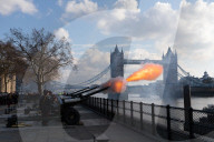 PEOPLE - London: 62 Salut-Schüsse zum Thron-Jubiläum von Königin Elizabeth
