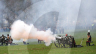 PEOPLE - London: 62 Salut-Schüsse zum Thron-Jubiläum von Königin Elizabeth