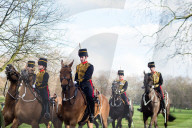 PEOPLE - London: 62 Salut-Schüsse zum Thron-Jubiläum von Königin Elizabeth