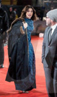 PEOPLE - Rachel Weisz im Sommerkleid auf dem eiskalten roten Teppich in London