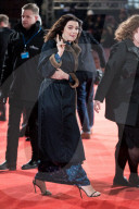 PEOPLE - Rachel Weisz im Sommerkleid auf dem eiskalten roten Teppich in London