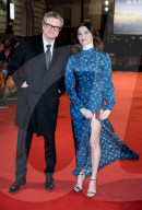PEOPLE - Rachel Weisz im Sommerkleid auf dem eiskalten roten Teppich in London