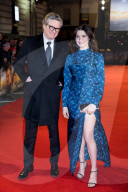 PEOPLE - Rachel Weisz im Sommerkleid auf dem eiskalten roten Teppich in London