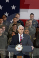 NEWS - US-Vize Mike Pence besucht amerikanische Truppen in Japan
