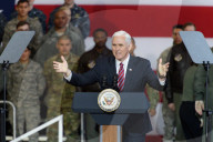 NEWS - US-Vize Mike Pence besucht amerikanische Truppen in Japan