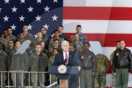 NEWS - US-Vize Mike Pence besucht amerikanische Truppen in Japan