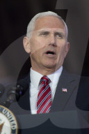 NEWS - US-Vize Mike Pence besucht amerikanische Truppen in Japan