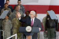 NEWS - US-Vize Mike Pence besucht amerikanische Truppen in Japan