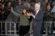 NEWS - US-Vize Mike Pence besucht amerikanische Truppen in Japan