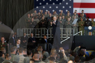 NEWS - US-Vize Mike Pence besucht amerikanische Truppen in Japan