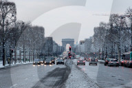 NEWS - Paris versinkt im Schnee