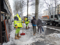 NEWS - Paris versinkt im Schnee
