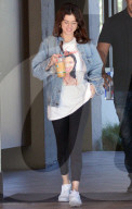 PEOPLE - Selena Gomez trendy im Selena Quintanilla T-Shirt unterwegs 