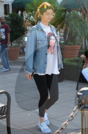 PEOPLE - Selena Gomez trendy im Selena Quintanilla T-Shirt unterwegs 