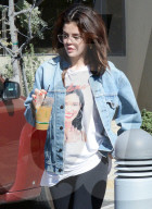 PEOPLE - Selena Gomez trendy im Selena Quintanilla T-Shirt unterwegs 