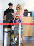 EXKLUSIV - Paris Hilton knutscht ihren Verlobten Chris Zylka am Flughafen LAX