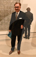 PEOPLE - Promis am Jasper Johns 'Something Resembling Truth' Ausstellung in Los Angeles
