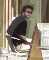 EXKLUSIV - Miley Cyrus trägt ein AC/DC Shirt beim Lunch mit Liam Hemsworth in Malibu