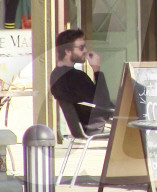 EXKLUSIV - Miley Cyrus trägt ein AC/DC Shirt beim Lunch mit Liam Hemsworth in Malibu