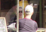 EXKLUSIV - Miley Cyrus trägt ein AC/DC Shirt beim Lunch mit Liam Hemsworth in Malibu