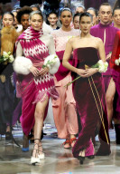 PEOPLE - New York Fashion Week: Gigi und Bella Hadid für Prabal Gurung auf dem Catwalk