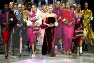 PEOPLE - New York Fashion Week: Gigi und Bella Hadid für Prabal Gurung auf dem Catwalk