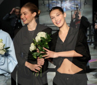 PEOPLE - New York Fashion Week: Gigi und Bella Hadid für Prabal Gurung auf dem Catwalk