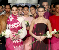 PEOPLE - New York Fashion Week: Gigi und Bella Hadid für Prabal Gurung auf dem Catwalk
