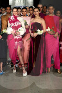 PEOPLE - New York Fashion Week: Gigi und Bella Hadid für Prabal Gurung auf dem Catwalk