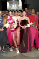 PEOPLE - New York Fashion Week: Gigi und Bella Hadid für Prabal Gurung auf dem Catwalk