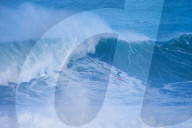 FEATURE - Wagemutige Surfer werfen sich in die tosende Brandung von Nazare